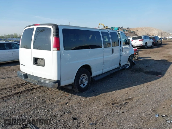2020 Chevrolet Express Passenger LT z VIN 1GAZGPFG3L1177956, wystawiony jako IAAI lot #42084384 z przebiegiem 76 879 mil mil oraz . Historia ofert i sprzedaży dostępna na DreamBid. Obrazek 4.