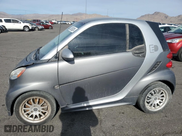 2013 Smart fortwo Passion z VIN WMEEJ9AAXDK673212, wystawiony jako Copart lot #83063024 z przebiegiem 13 000 mil mil oraz Szkody całkowita. Historia ofert i sprzedaży dostępna na DreamBid. Obrazek 1.