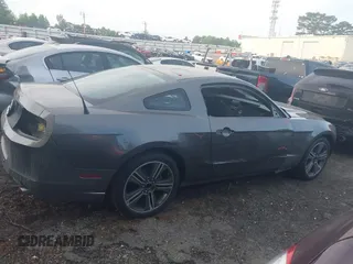 2013 Ford Mustang V6 z VIN 1ZVBP8AM7D5279716, wystawiony jako IAAI lot #42181208 z przebiegiem 83 111 mil mil oraz . Historia ofert i sprzedaży dostępna na DreamBid. Obrazek 14.