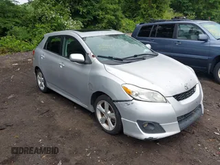 2009 Toyota Matrix S z VIN 2T1KE40E99C024930, wystawiony jako IAAI lot #42471952 z przebiegiem 147 941 mil mil oraz . Historia ofert i sprzedaży dostępna na DreamBid. Obrazek 1.