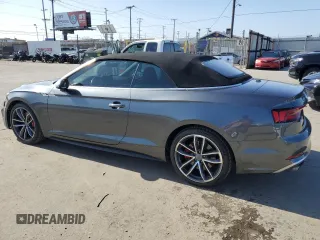 2018 Audi S5 Premium Plus z VIN WAUY4GF57JN005703, wystawiony jako Copart lot #57828125 z przebiegiem 40 459 mil mil oraz Szkody całkowita. Historia ofert i sprzedaży dostępna na DreamBid. Obrazek 2.