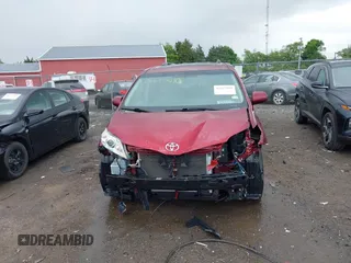 2015 Toyota Sienna XLE z VIN 5TDYK3DC9FS569714, wystawiony jako IAAI lot #42297410 z przebiegiem 114 802 mil mil oraz . Historia ofert i sprzedaży dostępna na DreamBid. Obrazek 6.
