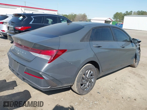 2024 Hyundai Elantra SEL z VIN KMHLM4DG1RU755188, wystawiony jako IAAI lot #41857576 z przebiegiem 18 183 mil mil oraz . Historia ofert i sprzedaży dostępna na DreamBid. Obrazek 4.