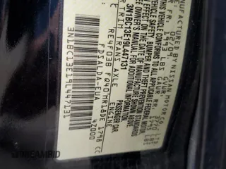 2009 Nissan Versa S z VIN 3N1BC13E19L447131, wystawiony jako Copart lot #54858845 z przebiegiem 190 029 mil mil oraz Nie do naprawy • Non repairable. Historia ofert i sprzedaży dostępna na DreamBid. Obrazek 12.