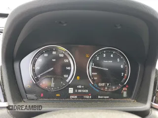 2021 BMW X1 xDrive28i z VIN WBXJG9C07M5S53523, wystawiony jako Copart lot #55450635 z przebiegiem 29 539 mil mil oraz Szkoda całkowita • Salvage title. Historia ofert i sprzedaży dostępna na DreamBid. Obrazek 9.