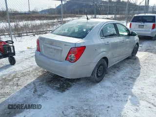 2013 Chevrolet Sonic LS z VIN 1G1JA5SG6D4236927, wystawiony jako IAAI lot #41356033 z przebiegiem 138 000 mil mil oraz . Historia ofert i sprzedaży dostępna na DreamBid. Obrazek 4.