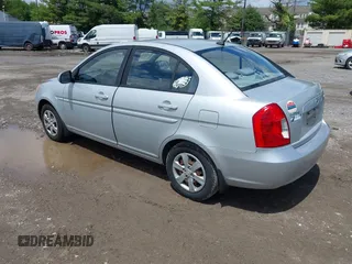 2010 Hyundai Accent GLS z VIN KMHCN4ACXAU405559, wystawiony jako IAAI lot #42351718 z przebiegiem 130 538 mil mil oraz . Historia ofert i sprzedaży dostępna na DreamBid. Obrazek 3.