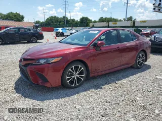 2018 Toyota Camry LE z VIN 4T1B11HK7JU614700, wystawiony jako Copart lot #63379515 z przebiegiem 46 093 mil mil oraz Szkoda całkowita • Salvage title. Historia ofert i sprzedaży dostępna na DreamBid. Obrazek 1.