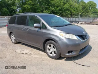 2011 Toyota Sienna LE AAS z VIN 5TDKK3DC2BS158039, wystawiony jako IAAI lot #42362285 z przebiegiem 270 228 mil mil oraz . Historia ofert i sprzedaży dostępna na DreamBid. Obrazek 1.