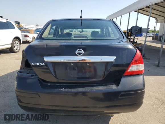 2010 Nissan Versa S z VIN 3N1BC1AP5AL360227, wystawiony jako Copart lot #55966485 z przebiegiem 197 936 mil mil oraz Szkoda całkowita • Salvage title. Historia ofert i sprzedaży dostępna na DreamBid. Obrazek 6.