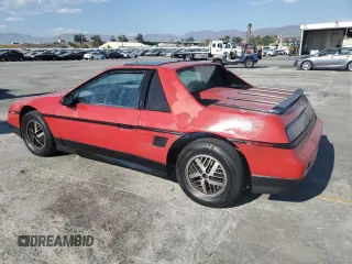 1986 Pontiac Fiero z VIN 1G2PF379XGP215474, wystawiony jako Copart lot #73346514 z przebiegiem 71 955 mil mil oraz Tytuł czysty. Historia ofert i sprzedaży dostępna na DreamBid. Obrazek 2.