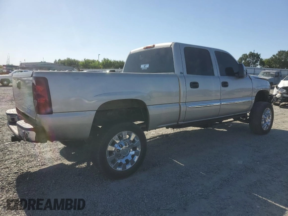 2005 GMC Sierra 2500HD SLE z VIN 1GTHK23205F973907, wystawiony jako Copart lot #57699575 z przebiegiem 229 412 mil mil oraz Szkoda całkowita • Salvage title. Historia ofert i sprzedaży dostępna na DreamBid. Obrazek 3.