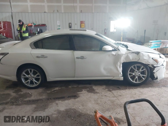 2014 Nissan Maxima SV z VIN 1N4AA5AP8EC499409, wystawiony jako IAAI lot #41732697 z przebiegiem 117 202 mil mil oraz . Historia ofert i sprzedaży dostępna na DreamBid. Obrazek 13.