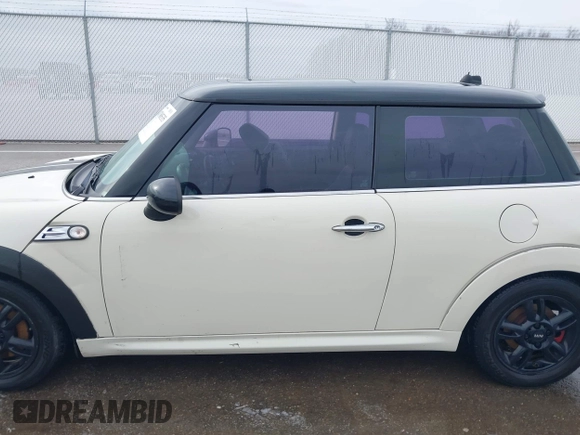 2011 MINI Hardtop z VIN WMWSU3C52BT092653, wystawiony jako IAAI lot #41788535 z przebiegiem 161 510 mil mil oraz . Historia ofert i sprzedaży dostępna na DreamBid. Obrazek 14.
