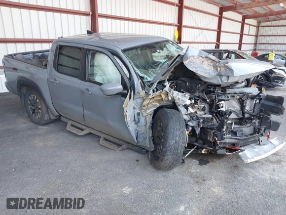 2023 Nissan Frontier SV z VIN 1N6ED1EK0PN673357, wystawiony jako IAAI lot #42420346 z przebiegiem 33 000 mil mil oraz . Historia ofert i sprzedaży dostępna na DreamBid. Obrazek 1.