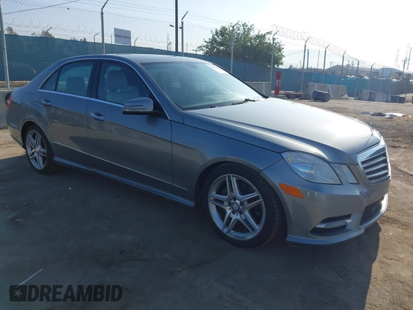 2013 Mercedes-Benz E 350 Luxury z VIN WDDHF5KB0DA745639, wystawiony jako IAAI lot #42407026 z przebiegiem 305 400 mil mil oraz . Historia ofert i sprzedaży dostępna na DreamBid. Obrazek 1.