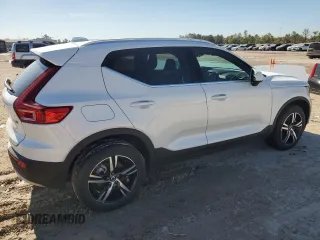 2025 Volvo XC40 Core Bright Theme z VIN YV4L12UJ3S2450867, wystawiony jako Copart lot #82123154 z przebiegiem Nie podano mil oraz Nie do naprawy • Non repairable. Historia ofert i sprzedaży dostępna na DreamBid. Obrazek 3.