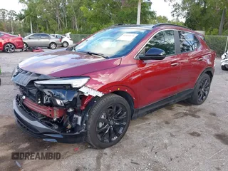 2024 Buick Encore GX Sport Touring z VIN KL4AMDSL2RB008247, wystawiony jako IAAI lot #41924176 z przebiegiem 7 663 mil mil oraz . Historia ofert i sprzedaży dostępna na DreamBid. Obrazek 2.