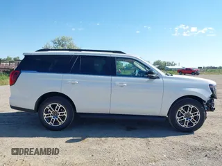 2025 Ford Expedition XLT с VIN 1FMJU1J85SEA23004, выставлен на аукционе IAAI как лот 42395289 с пробегом 1 917 миль миль и . История ставок и продаж доступна на DreamBid. Изображение 14.