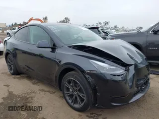 2025 Tesla Model Y Long Range z VIN 7SAYGDED8SF259764, wystawiony jako IAAI lot #42095888 z przebiegiem 2685 mil mil oraz . Historia ofert i sprzedaży dostępna na DreamBid. Obrazek 1.