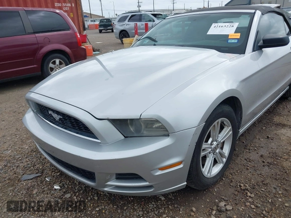 2014 Ford Mustang V6 z VIN 1ZVBP8EM5E5229361, wystawiony jako IAAI lot #42163228 z przebiegiem 199 081 mil mil oraz . Historia ofert i sprzedaży dostępna na DreamBid. Obrazek 6.