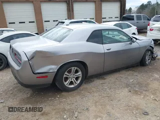 2017 Dodge Challenger SXT z VIN 2C3CDZAG0HH572554, wystawiony jako IAAI lot #41538875 z przebiegiem 186 381 mil mil oraz . Historia ofert i sprzedaży dostępna na DreamBid. Obrazek 4.
