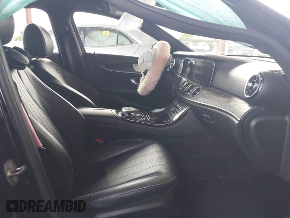 2017 Mercedes-Benz E 300 Luxury z VIN WDDZF4JBXHA036044, wystawiony jako IAAI lot #42053988 z przebiegiem 105 067 mil mil oraz . Historia ofert i sprzedaży dostępna na DreamBid. Obrazek 5.