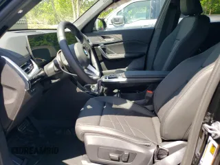 2025 BMW X1 xDrive28i z VIN WBX73EF00S5040226, wystawiony jako Copart lot #55575725 z przebiegiem 397 mil mil oraz Szkody całkowita. Historia ofert i sprzedaży dostępna na DreamBid. Obrazek 7.