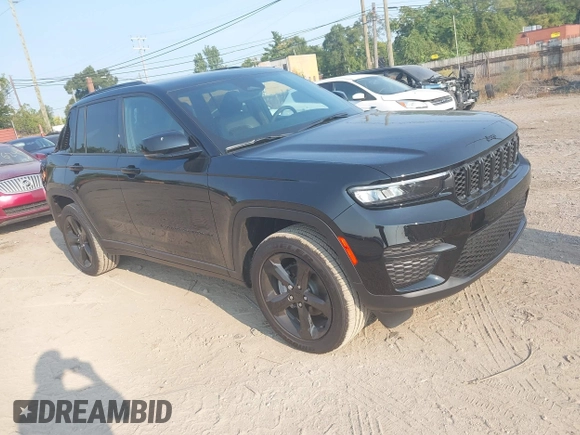 2024 Jeep Grand Cherokee Laredo z VIN 1C4RJHAG0RC235461, wystawiony jako IAAI lot #40354033 z przebiegiem 589 mil mil oraz . Historia ofert i sprzedaży dostępna na DreamBid. Obrazek 1.