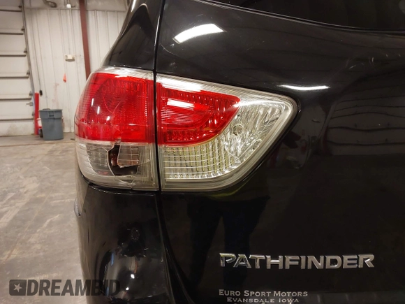 2015 Nissan Pathfinder SV z VIN 5N1AR2MM9FC632565, wystawiony jako IAAI lot #42250526 z przebiegiem 132 996 mil mil oraz . Historia ofert i sprzedaży dostępna na DreamBid. Obrazek 21.