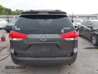 2011 Toyota Sienna XLE AAS with VIN 5TDYK3DC1BS136012, listed as a IAAI auction lot 41869637 with 231,418 mi miles. Bid and sale history available at carsss.com. Image 17.