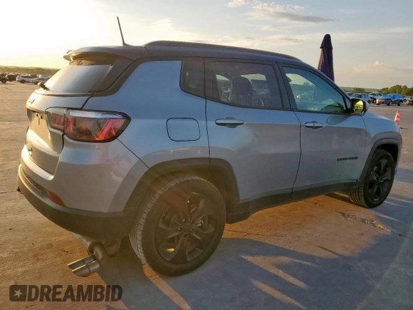 2020 Jeep Compass Altitude z VIN 3C4NJCBB7LT118041, wystawiony jako Copart lot #52822225 z przebiegiem 76 700 mil mil oraz Szkody całkowita. Historia ofert i sprzedaży dostępna na DreamBid. Obrazek 3.