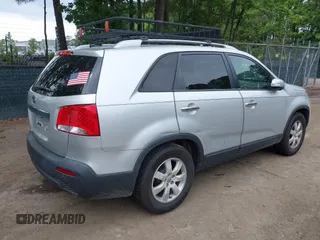 2013 Kia Sorento LX z VIN 5XYKT3A60DG338695, wystawiony jako IAAI lot #42252721 z przebiegiem 200 000 mil mil oraz . Historia ofert i sprzedaży dostępna na DreamBid. Obrazek 4.