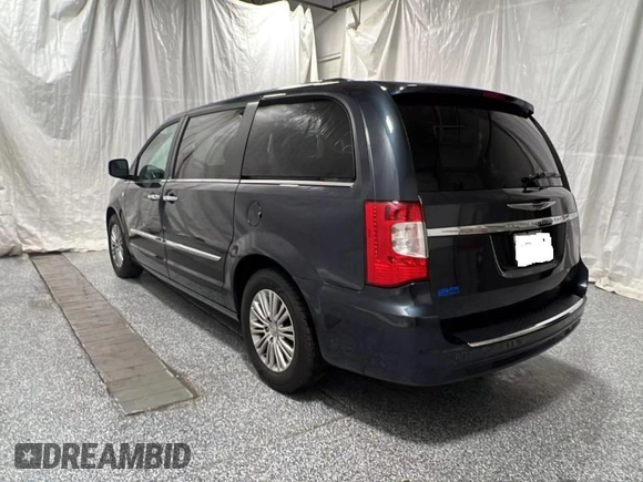 2014 Chrysler Town & Country Touring L z VIN 2C4RC1CG6ER252247, wystawiony jako Copart lot #56896245 z przebiegiem 109 485 mil mil oraz Czysty tytuł • Clean title. Historia ofert i sprzedaży dostępna na DreamBid. Obrazek 3.