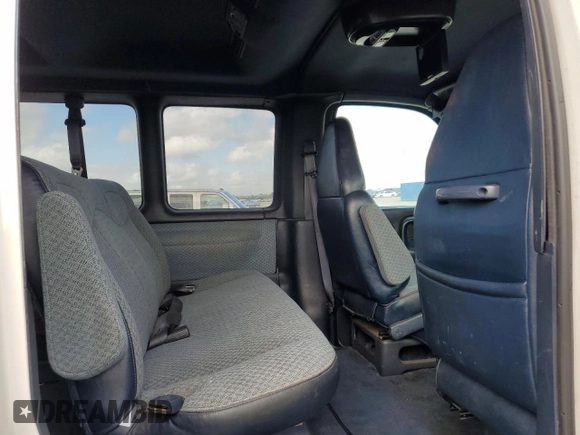 2000 GMC Savana z VIN 1GJHG35R0Y1116076, wystawiony jako Copart lot #50339725 z przebiegiem 263 035 mil mil oraz Nie do naprawy • Non repairable. Historia ofert i sprzedaży dostępna na DreamBid. Obrazek 11.