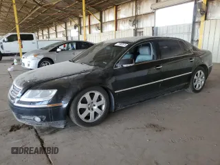2004 Volkswagen Phaeton V8 z VIN WVWAF63D548010888, wystawiony jako Copart lot #77903574 z przebiegiem 68 511 mil mil oraz Szkody całkowita. Historia ofert i sprzedaży dostępna na DreamBid. Obrazek 1.