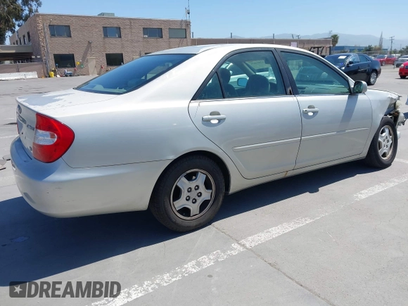 2003 Toyota Camry LE z VIN 4T1BF30K93U555189, wystawiony jako IAAI lot #42086826 z przebiegiem 120 840 mil mil oraz . Historia ofert i sprzedaży dostępna na DreamBid. Obrazek 4.