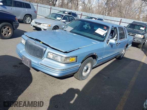 1997 Lincoln Town Car Executive z VIN 1LNLM81W4VY750458, wystawiony jako IAAI lot #41656839 z przebiegiem 150 569 mil mil oraz . Historia ofert i sprzedaży dostępna na DreamBid. Obrazek 2.