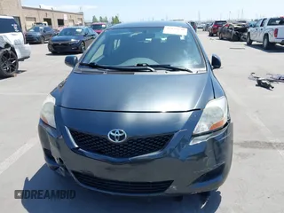 2010 Toyota Yaris z VIN JTDBT4K37A1388757, wystawiony jako IAAI lot #42137640 z przebiegiem 97 079 mil mil oraz . Historia ofert i sprzedaży dostępna na DreamBid. Obrazek 12.