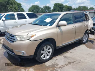 2011 Toyota Highlander z VIN 5TDBK3EH2BS042799, wystawiony jako IAAI lot #39900598 z przebiegiem 232 331 mil mil oraz . Historia ofert i sprzedaży dostępna na DreamBid. Obrazek 23.