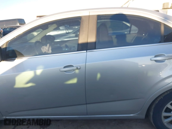 2018 Chevrolet Sonic LT z VIN 1G1JD5SB4J4104210, wystawiony jako IAAI lot #41048847 z przebiegiem 65 583 mil mil oraz . Historia ofert i sprzedaży dostępna na DreamBid. Obrazek 15.