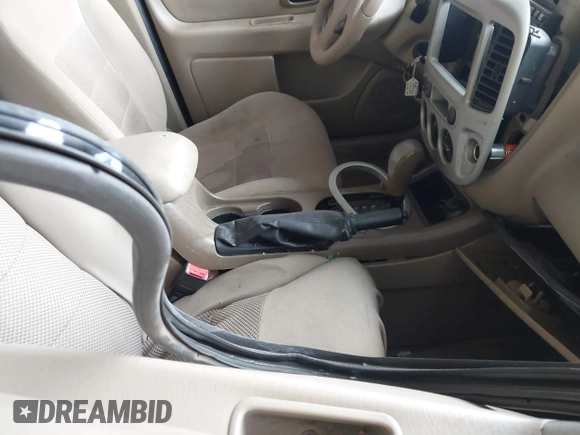 2006 Ford Escape XLT z VIN 1FMCU93126KB09191, wystawiony jako IAAI lot #41700899 z przebiegiem 123 345 mil mil oraz . Historia ofert i sprzedaży dostępna na DreamBid. Obrazek 5.