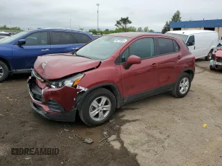 2021 Chevrolet Trax LS z VIN KL7CJKSB5MB327988, wystawiony jako Copart lot #56778645 z przebiegiem 26 312 mil mil oraz Nie do naprawy • Non repairable. Historia ofert i sprzedaży dostępna na DreamBid. Obrazek 1.