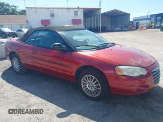 2005 Chrysler Sebring Touring z VIN 1C3EL55R55N704615, wystawiony jako IAAI lot #42469660 z przebiegiem 133 744 mil mil oraz . Historia ofert i sprzedaży dostępna na DreamBid. Obrazek 1.