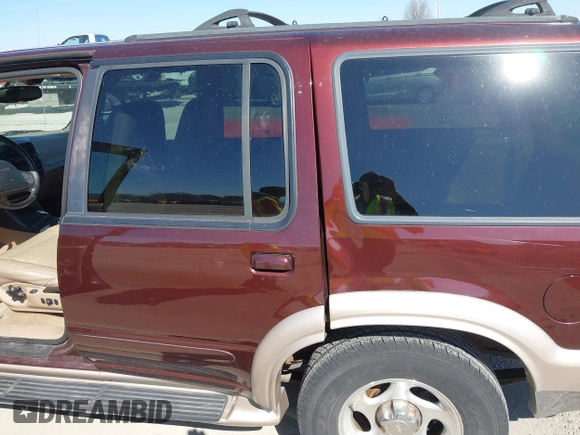 1999 Ford Explorer XLT z VIN 1FMZU35P9XZB88909, wystawiony jako IAAI lot #41759221 z przebiegiem 238 840 mil mil oraz . Historia ofert i sprzedaży dostępna na DreamBid. Obrazek 6.