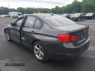 2015 BMW 3 Series 320i xDrive z VIN WBA3C3C56FK200968, wystawiony jako IAAI lot #42597719 z przebiegiem 160 922 mil mil oraz . Historia ofert i sprzedaży dostępna na DreamBid. Obrazek 3.