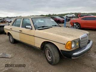 1983 Mercedes-Benz 300 with VIN WDBAB33A2DB030078, listed as a Copart auction lot 54630525 with 233,016 mi miles and Clean Title. Bid and sale history available at carsss.com. Image 4.