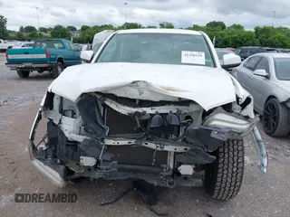 2017 Toyota Tacoma SR5 z VIN 3TMAZ5CN8HM051558, wystawiony jako IAAI lot #42320319 z przebiegiem 101 767 mil mil oraz . Historia ofert i sprzedaży dostępna na DreamBid. Obrazek 6.