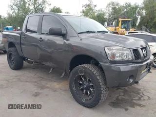 2006 Nissan Titan SE z VIN 1N6AA07BX6N527397, wystawiony jako IAAI lot #42064205 z przebiegiem 159 589 mil mil oraz . Historia ofert i sprzedaży dostępna na DreamBid. Obrazek 1.