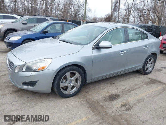 2013 Volvo S60 T5 Premier z VIN YV1612FS3D2193289, wystawiony jako IAAI lot #41534227 z przebiegiem 117 152 mil mil oraz . Historia ofert i sprzedaży dostępna na DreamBid. Obrazek 2.